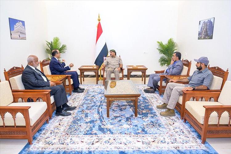 عضو مجلس القيادة طارق صالح يشيد بجهود وزارة الصحة ودور طواقمها الطبية