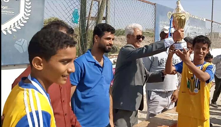 الصف التاسع بمدارس النهضة يحصد كأس دوري الذكرى الـ 58 للإستقلال الوطني بمدينة جعار.