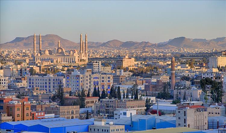 مصادر سياسية: وفد حوثي يغادر صنعاء إلى مسقط برفقة وفد عماني وعدد من البحّارة المفرج عنهم