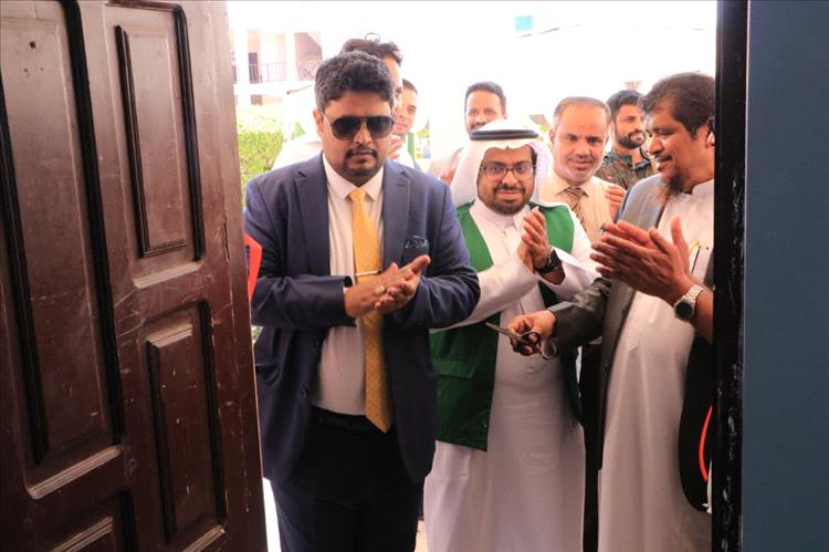 رئيس جامعة المهرة والأمين العام للمجلس المحلي يدشنان المعامل والمختبرات لقسم طب وجراحة الفم والأسنان