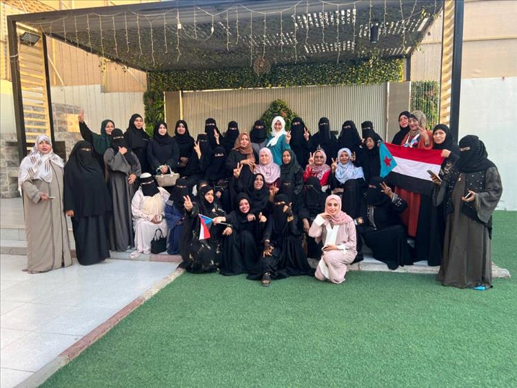 تجمع نسوي واسع في عدن يؤكد على وحدة الصف الجنوبي تحت شعار "ساعة صفا"