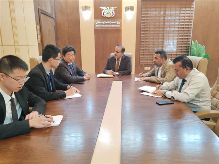 وزير الصحة يبحث مع السفير الصيني تعزيز التعاون في المجال الصحي