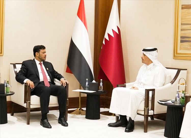 الدكتور عبدالله العليمي يلتقي رئيس وزراء قطر لبحث دعم الإصلاحات الاقتصادية وتخفيف الأزمة الإنسانية في اليمن
