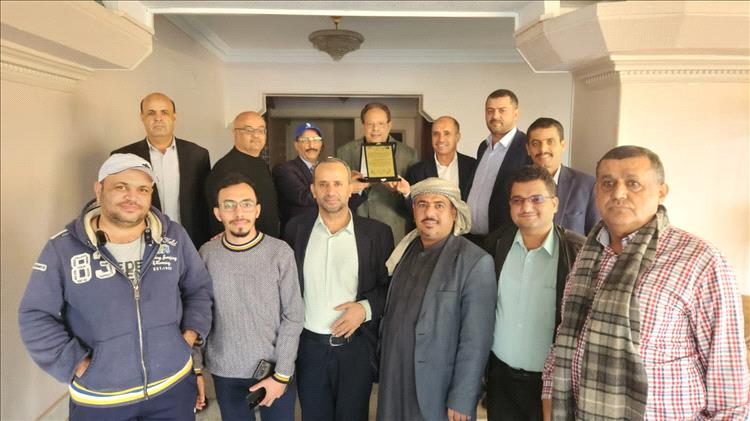 وفد من المجلس العربي للمثقفين والأكاديميين يكرّم الرئيس علي ناصر محمد