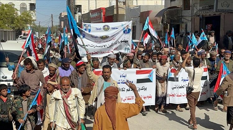 مسيرة جماهيرية تجوب شوارع عتق ابتهاجًا بانتصارات سيئون