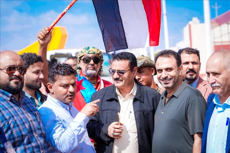 توافد قيادات محلية إلى ساحة العروض مع اقتراب بدء اعتصام الخيام في عدن