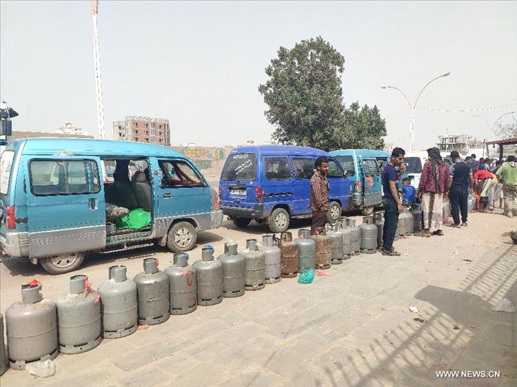 أزمة تموينات الغاز في عدن تتفاقم.. والشركة اليمنية للغاز تدعو سلطات مأرب لرفع القطاع القبلي