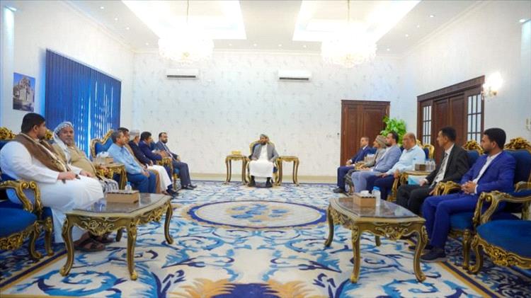 المحرّمي يلتقي قيادات من أبناء المهرة ويؤكد دعم جهود الاستقرار والتنمية بالمحافظة