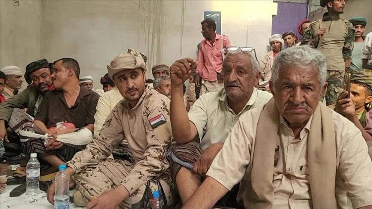 قائد قوات الحزام الأمني بالمنطقة الوسطى أبو عرب يشارك في اعتصام لودر