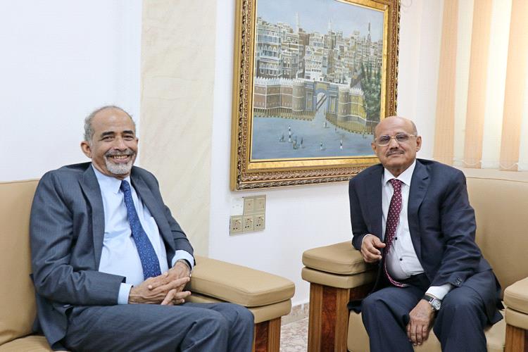 الفريق الصبيحي يلتقي محافظ البنك المركزي