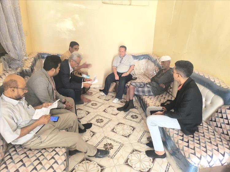 فريق التوجيه والرقابة الرئاسي ورئيس تنفيذية انتقالي لحج يزورا المناضل فضل مفتاح في منزله للاطمئنان على صحته