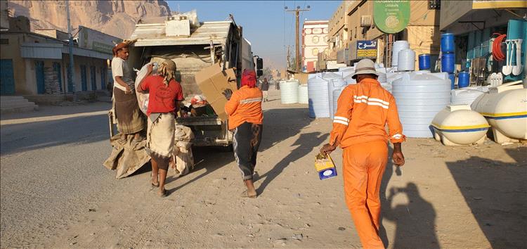 وحدة النظافة والتحسين بمديرية القطن تنفذ نشاطها اليومي في تنظيف شوارع المديرية