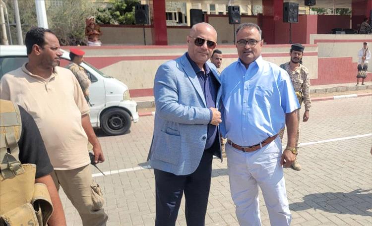 وزير التخطيط والتعاون الدولي و مدير عام التواهي القاضي وجدي الشعبي في ساحة النصر بخورمكسر