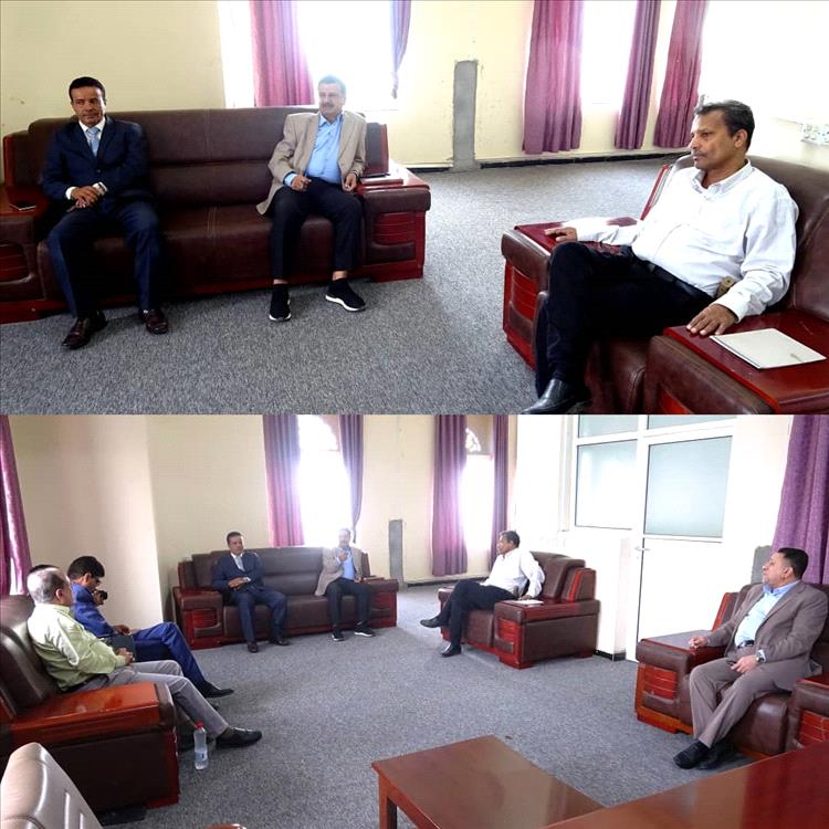 محافظ أبين وفريق التوجيه والرقابة يناقشون مع مدير عام مصلحة الضرائب آليات تحسين التحصيل وتنفيذ خطة الإصلاحات