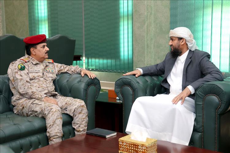 المحرّمي يطّلع على جاهزية القوات المسلحة ويشدد على التنسيق لمواجهة التحديات الحوـثية