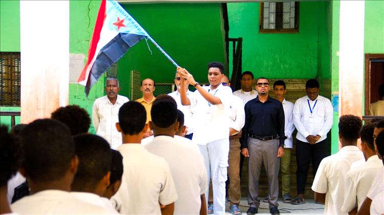 انتقالي حضرموت يدشّن رفع علم دولة الجنوب العربي وترديد النشيد الوطني في مدارس وثانويات المكلا