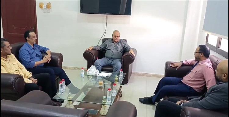مدير صحة عدن يؤكد أهمية تعزيز الشراكة بين القطاعين العام والخاص لتحسين جودة الرعاية الصحية
