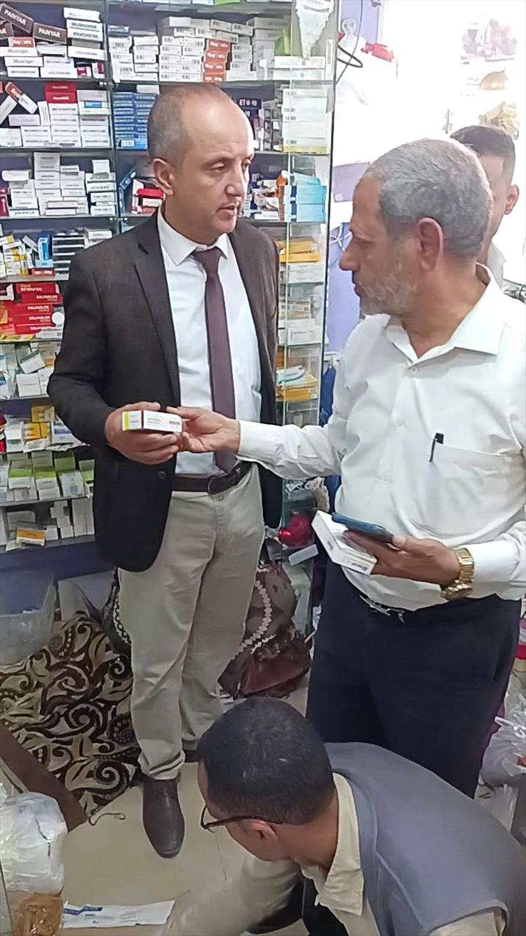 تعز.. حملة رقابية مشتركة تُغلق شركة أدوية وتضبط كميات مهربة ومنتهية الصلاحية