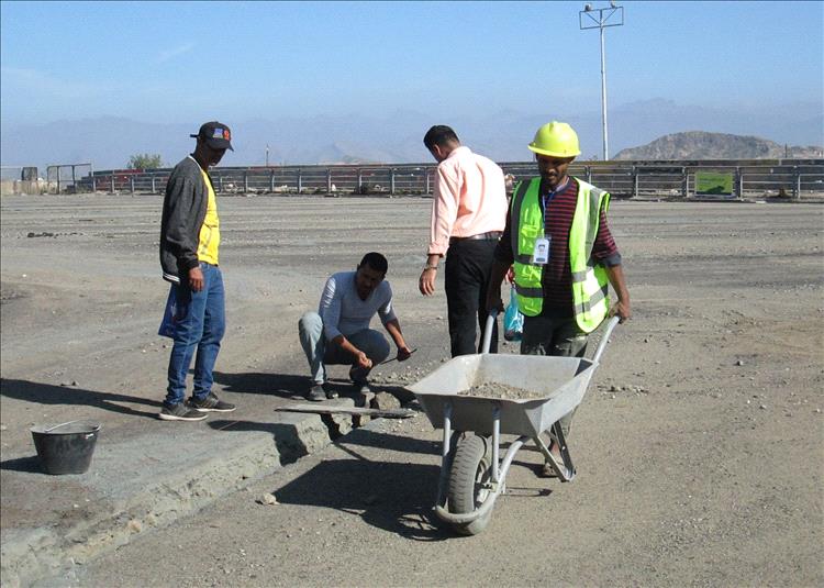 تواصل أعمال مشروع تعشيب ملاعب نادي الصقر بتعز بالعشب الصناعي
