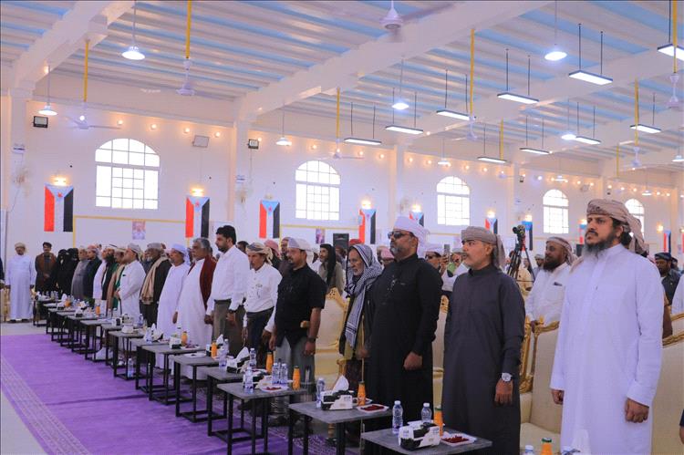 لقاء تشاوري موسّع لشيوخ ووجهاء المهرة يبارك الانتصارات الاخيرة