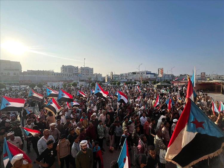 استمرار الاحتشاد الشعبي في ساحة العروض بخور مكسر