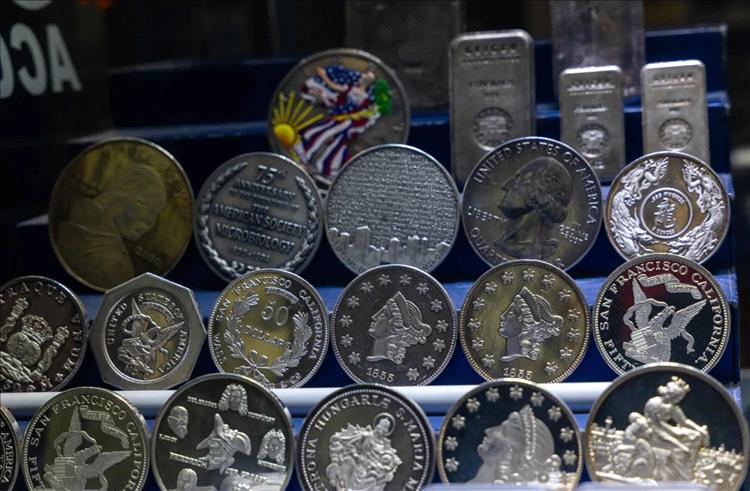 الذهب يرتفع قليلاً قبيل قرار "الفيدرالي"... والفضة تحلّق فوق 60 دولاراً