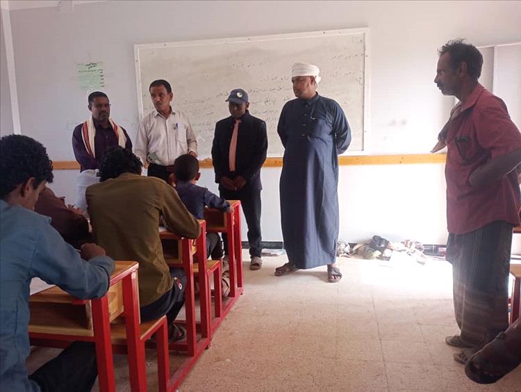 مدير مكتب التربية والتعليم بمديرية رضوم يقوم بزيارة مدارس عين بامعبد