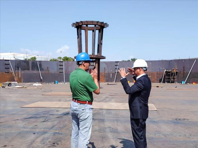 باخبيرة وقائد يطلعان على مستوى إنجاز مشروع خزان مياه تجميعي في منطقة البرزخ بعدن