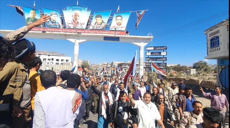 الآلاف يحتشدون في مخيم الاعتصام بحبيل جباري وسط الضالع.. ووفود من الشعيب تصل للمطالبة بإعلان استقلال الجنوب