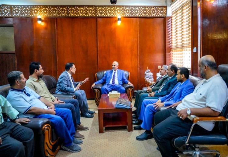 اللواء الزُبيدي يتفقد سير العمل بديوان عام وزارة الزراعة والري والثروة السمكية وقطاعاتها