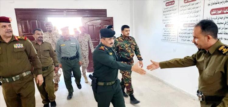 مدير عام شرطة شبوة يتفقد مصلحتي الهجرة والجوازات والأحوال المدنية ويؤكد على أهمية الانضباط وسرعة إنجاز معاملات المواطنين