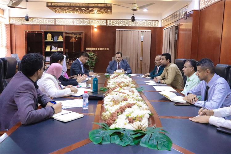 الوزير السقطري يبحث مع نائب مدير برنامج الغذاء العالميWFP في بلادنا دعم مشاريع القطاعين الزراعي والسمكي في ظل التحديات المناخية