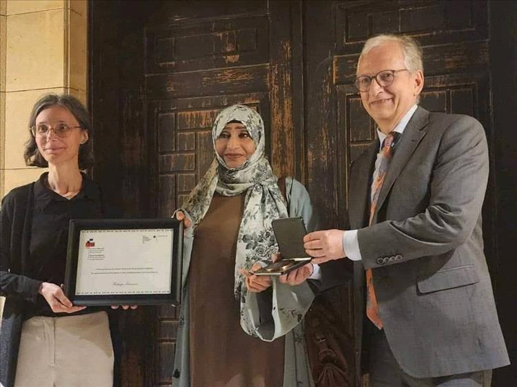 يمنية تنال الجائزة الفرنسية–الألمانية لحقوق الإنسان وسيادة القانون