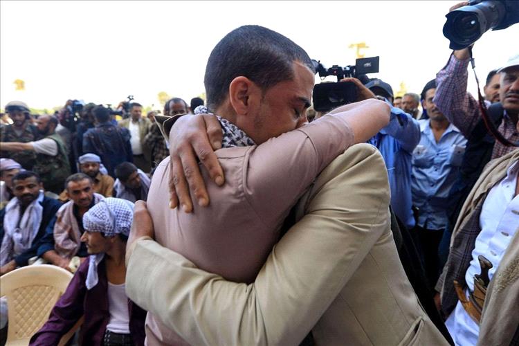 أنظار اليمنيين تتجه صوب مسقط اليوم مع انطلاق مفاوضات تاريخية لإطلاق جميع الأسرى والمختطفين