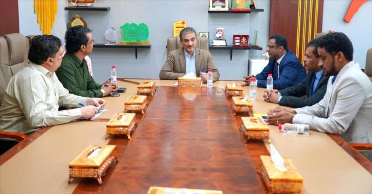 وزير الدولة محافظ عدن يناقش التحضيرات الجارية لمسابقة شاعر البندر