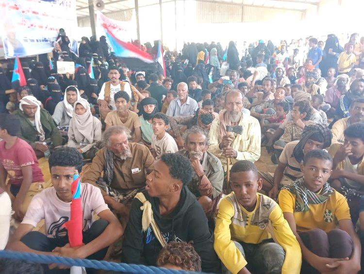 تصاعد الحشود في أبين مطالِبة بإعلان الدولة الجنوبية واستعادة السيادة