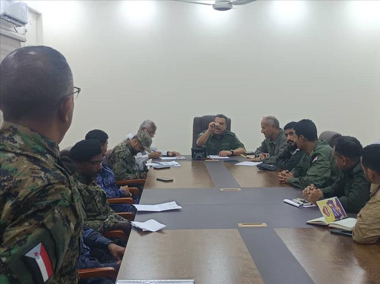 لجنة الإشراف العام على البرنامج الأمني المكثف تعقد اجتماعًا لتقييم الأداء وتعزيز الرقابة في أقسام الشرطة بعدن.