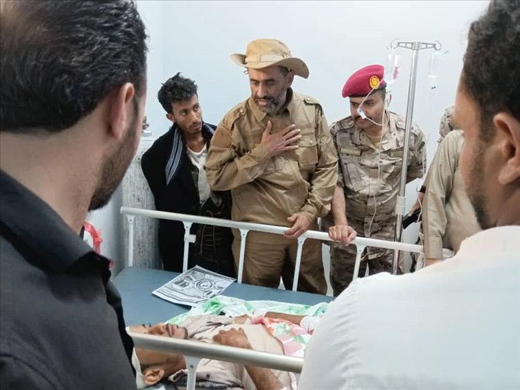 اللواء مرصع يزور المصابين في الحادث المروري المتواجدين بمستشفي الغيضة