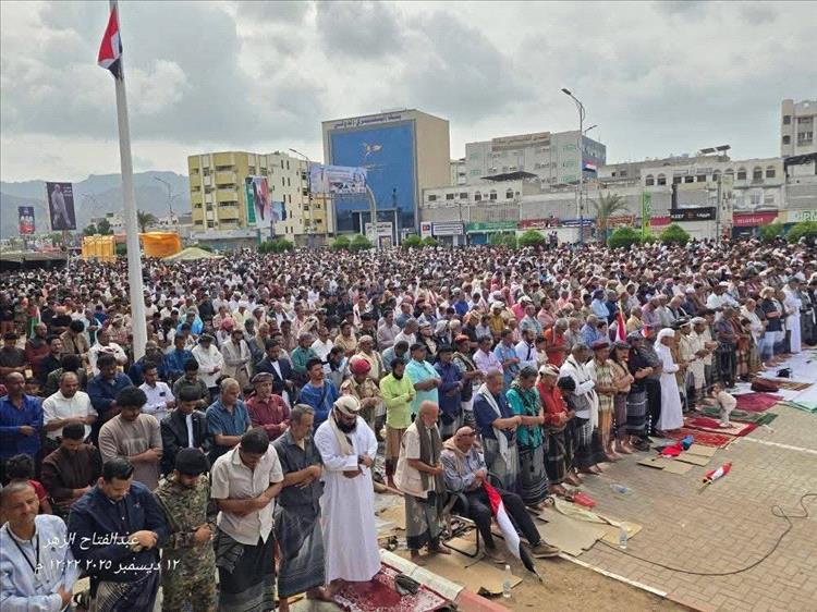 حشود جماهيرية تؤدي صلاة الجمعة في ساحة العروض بخور مكسر