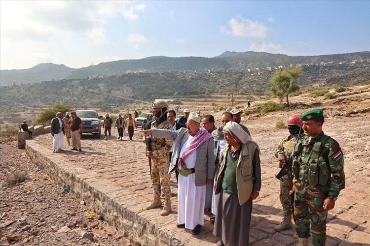 رئيس مجلس النواب يتفقد الطريق الرابط بين خط الحجرية الرئيسي وقرى السواء بمديرية المعافر