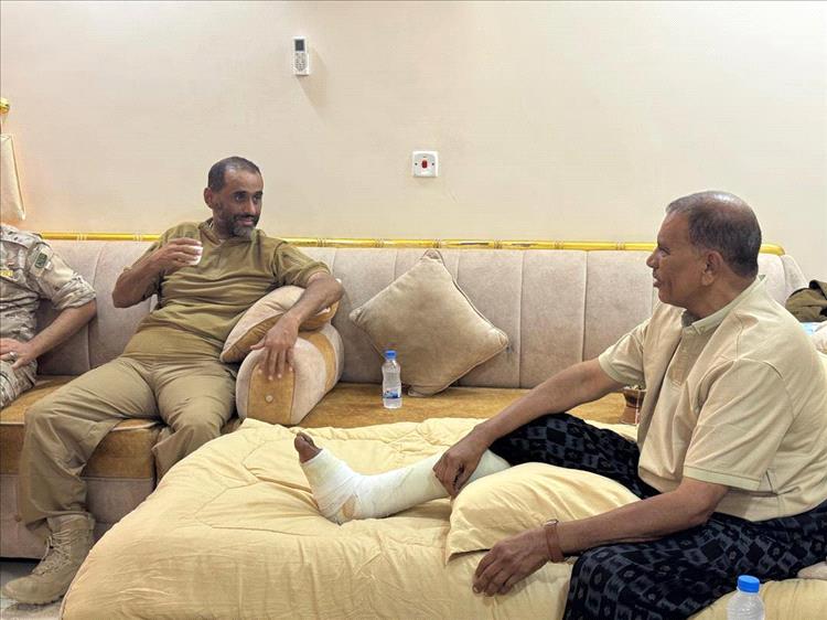 قائدا محور الغيضة واللواء السادس دعم وإسناد يزوران الشيخ صالح السلمي للاطمئنان على صحته