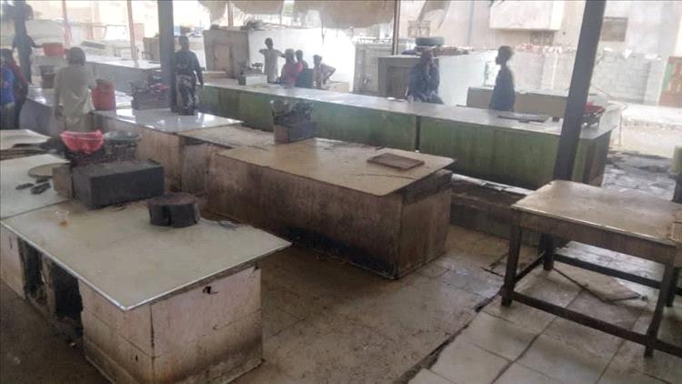 إضراب شامل لتجار سوق الأسماك المركزي بمدينة عزان احتجاجًا على التسعيرة