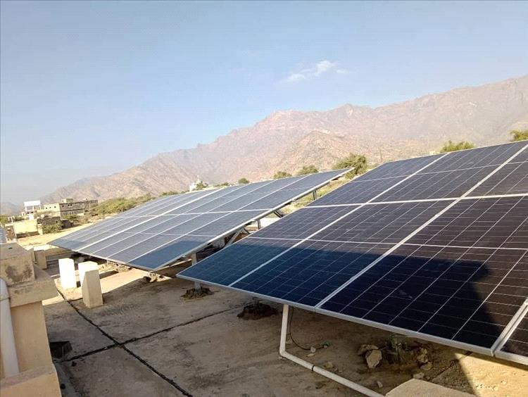 تركيب منظومة طاقة شمسية حديثة للمركز الصحي بالحضن غرب لودر