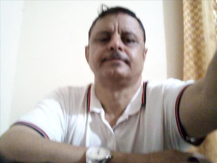 صلاح السقلدي يوضح ملابسات احتجاز عابر بسبب قميص دون أي إجراءات قانونية