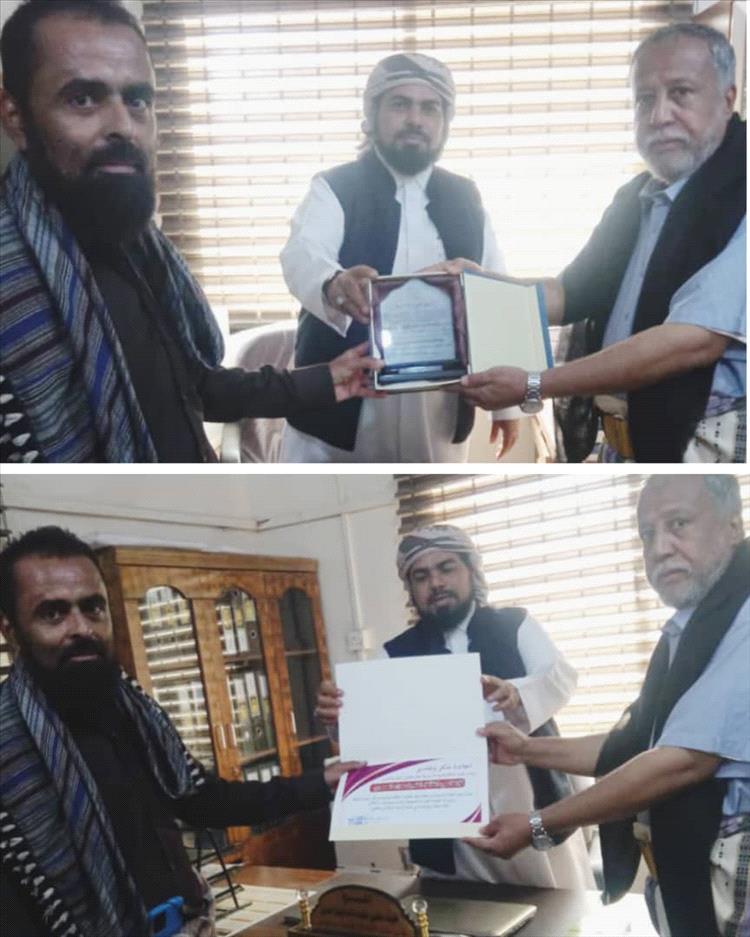 مكتب الثقافة والسياحة بمديرية خنفر يكرم الإعلامي هزاع العمري بدرع الوفاء وشهادة تقديرية