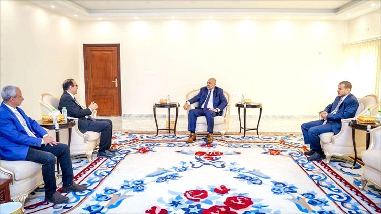 الزُبيدي يطّلع على الوضع الصحي العام بالعاصمة عدن والمحافظات المحررة