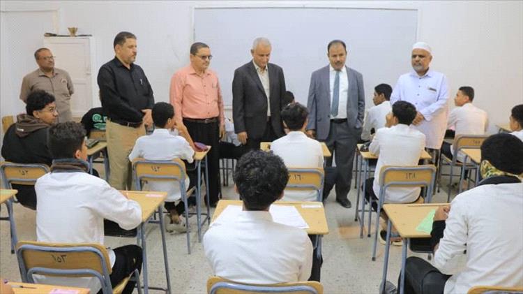 الوكيل العامري يدشّن امتحانات الفصل الدراسي الأول بوادي حضرموت