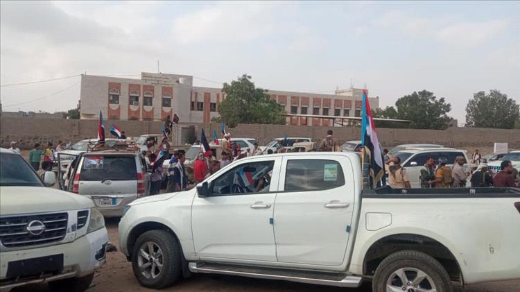 حشود من أبناء الصبيحة تصل إلى ساحة العروض للمشاركة في الاعتصام