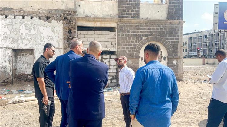 عدن.. جهود مدير عام مديرية صيرة تتكلل بإخراج مقتحمين لمبنى إدارة التربية والتعليم بالمديرية