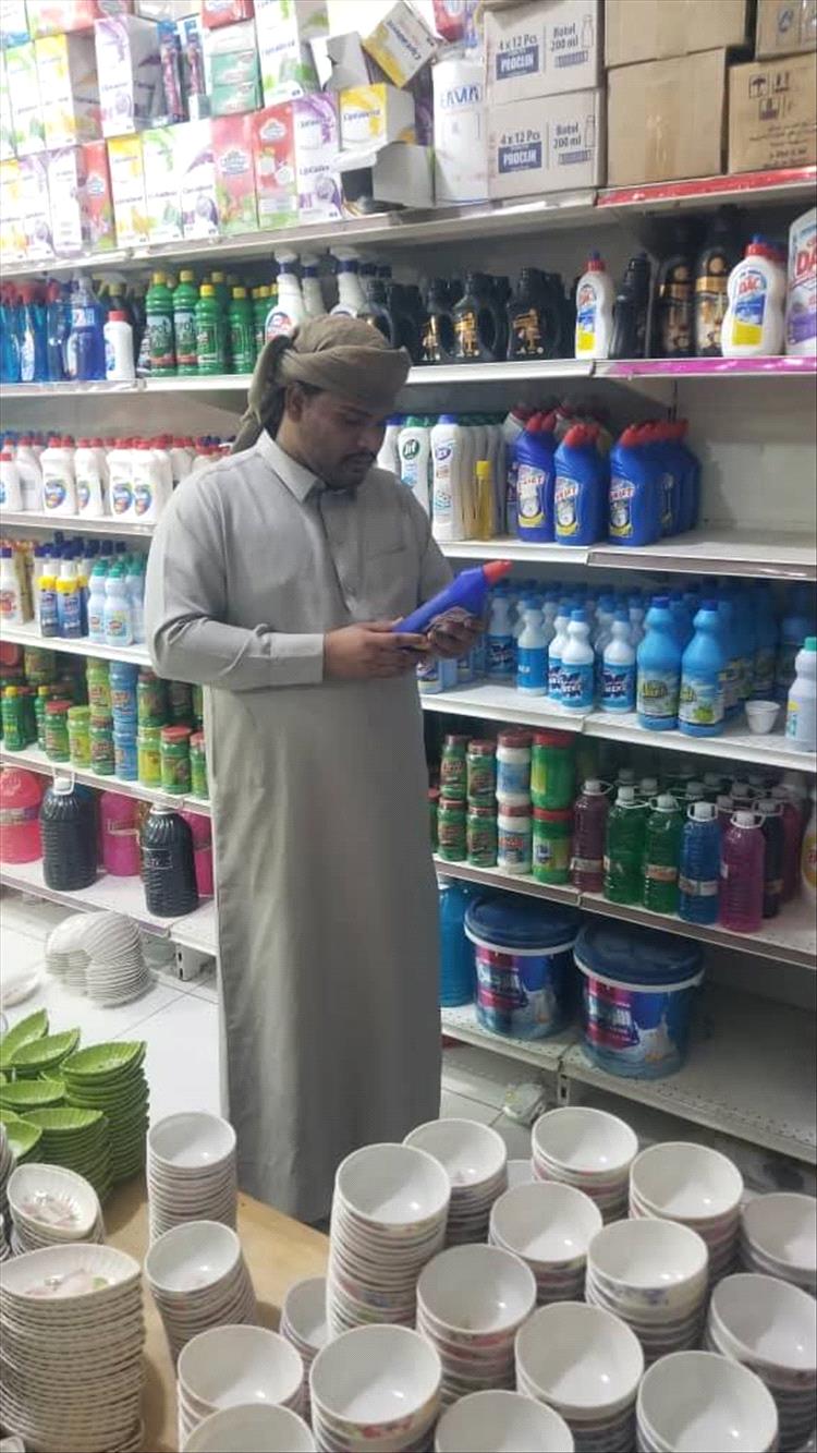 مكتب الصناعة والتجارة بالمهرة يدشّن حملة لضبط السلع المنتهية الصلاحية